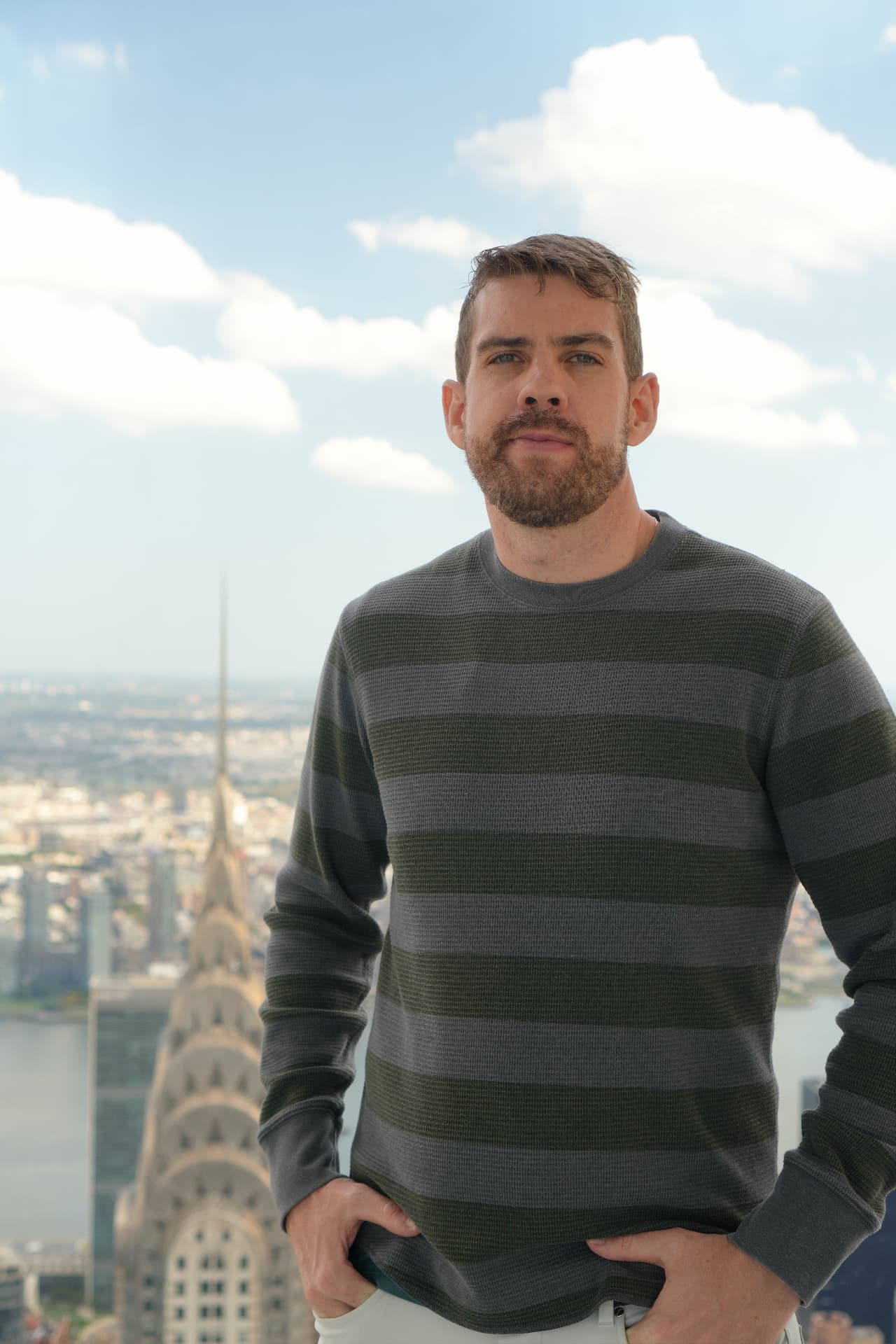 Colin Meany, autor de English Por Etapas, com o skyline de Nova York ao fundo
